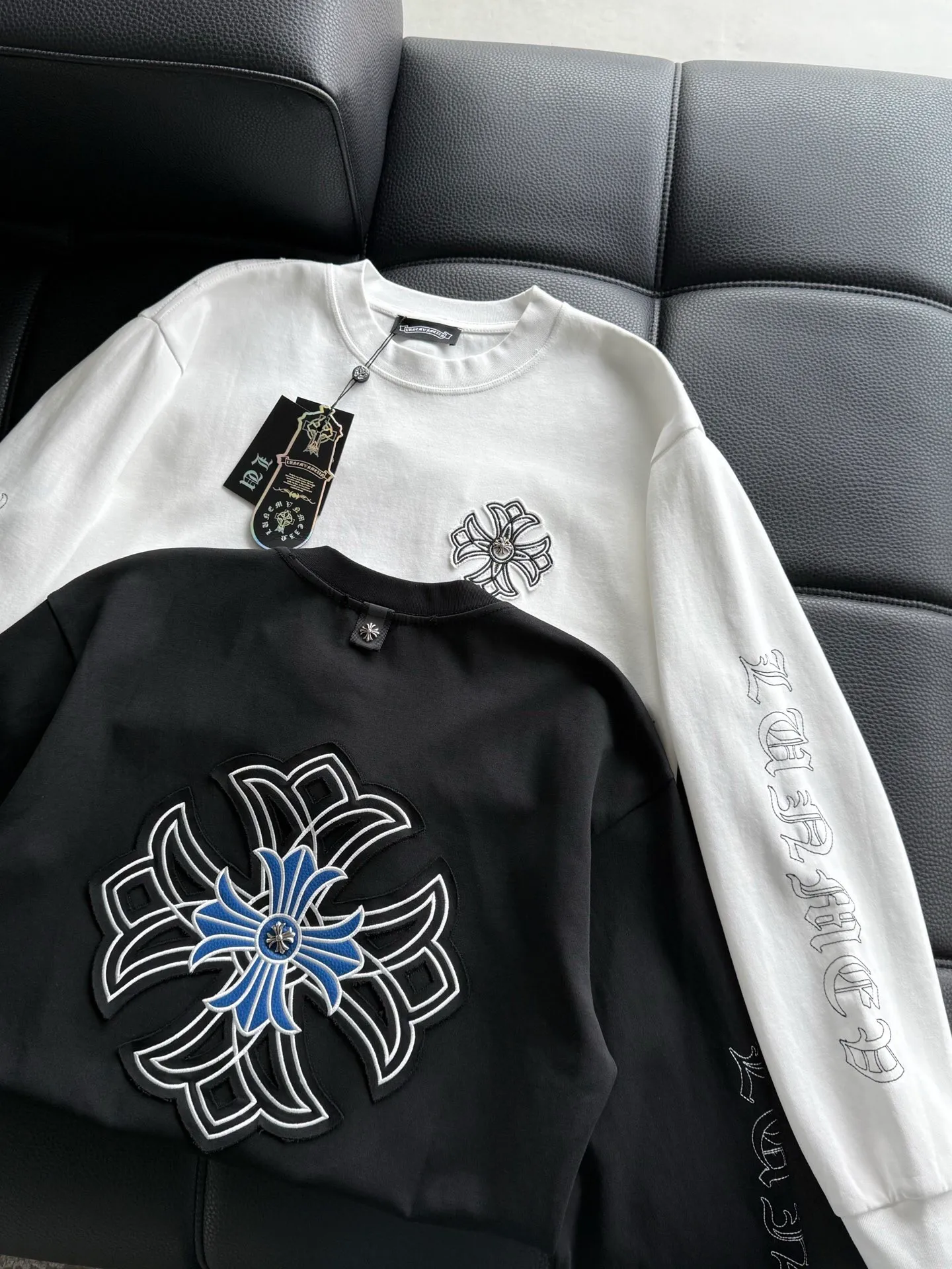 P408 💰ChromeHearts Chrome Heart Round Neck Sweater Long Sleeve The pursuit of quality guarantees the absolute quality! Using double-sided cotton fabric, the texture is clearly visible, the texture is soft, delicate and smooth, custom three-dimensional embroidery ➕ patchwork and leather craftsmanship, full of drape! The workmanship is fine and the shoulder lines are smooth. All imported chain machines are used to make the shoulder rolling strips. It has a certain thickness and is not made of cheap material but has a shiny feel that is comfortable and not tight on the upper body. It is the most avant-garde street item that can be easily matched by both men and women!  Color: black white Size: m-3xl Style number: 3582
